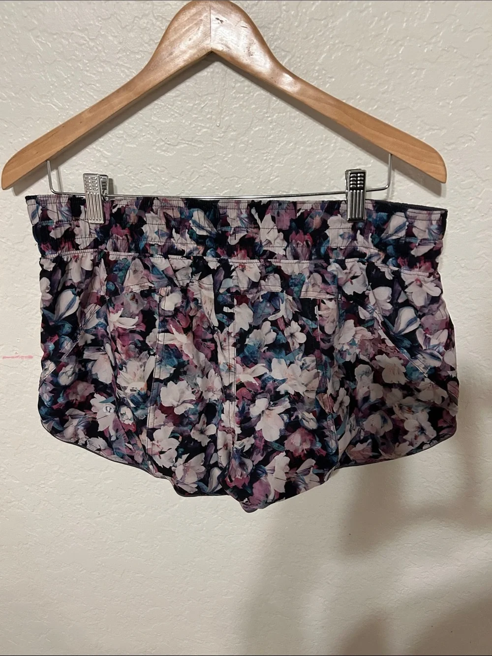 ⚓️Lululemon athletica Purple Floral Athletic Shorts size 10 GUC